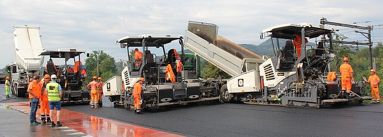 <em>Meisterleistung:</em> Drei Einbaumaschinen nebeneinander im Einsatz. Foto: Alfred Gassmann