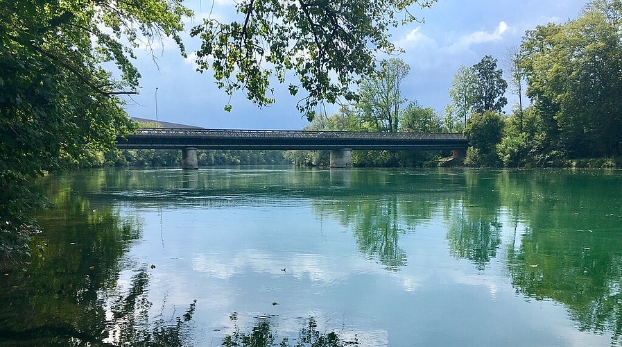 <em>Ist in die Jahre gekommen und soll ersetzt werden:</em> Die Autobrücke zwischen Wildegg und Auenstein. Fotos: Roberto Scappaticci
