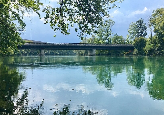 <em>Ist in die Jahre gekommen und soll ersetzt werden:</em> Die Autobrücke zwischen Wildegg und Auenstein. Fotos: Roberto Scappaticci
