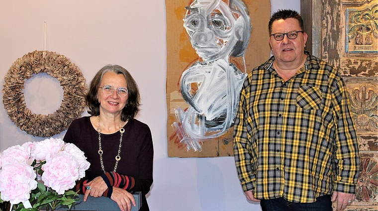 <em>Ausstellung in Fahrwangen: </em>Josefine Krumm von «Die Tanten» zusammen mit dem ungarischen Künstler Dénes Maróti. Foto: Graziella Jämsä