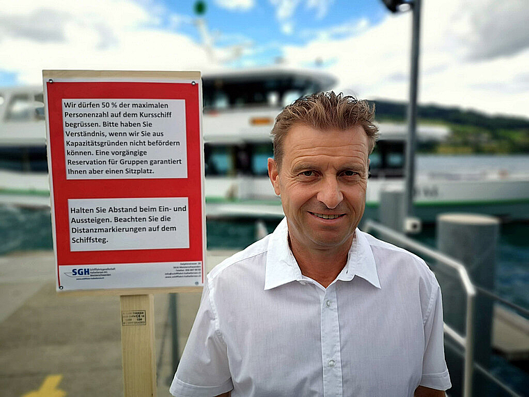Hallwilerseeflotte wieder unterwegs SGH-Geschäftsführer Ueli Haller vor dem ersten Kursschiff und neben den Hinweistafeln. Foto: Fritz Thut