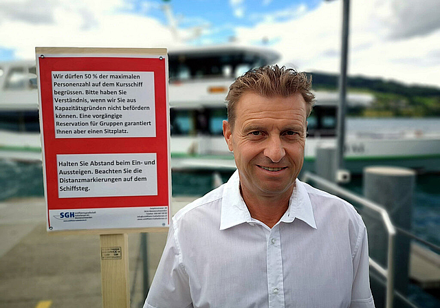 Hallwilerseeflotte wieder unterwegs SGH-Geschäftsführer Ueli Haller vor dem ersten Kursschiff und neben den Hinweistafeln. Foto: Fritz Thut
