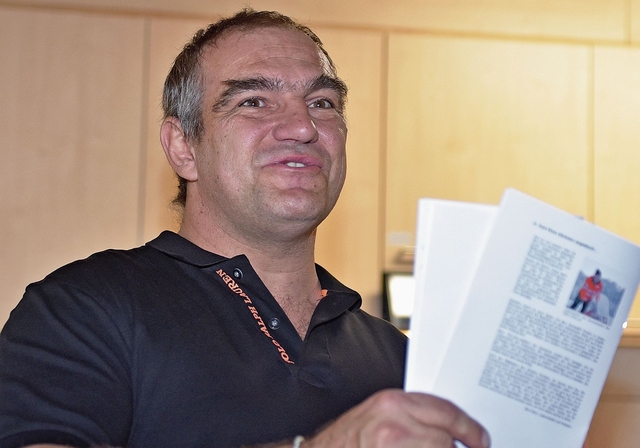 Loipenmeister und Vereinspräsident Beni Gloor präsentierte bei seinen Begrüssungsworten eine kleine Jubiläumsschrift. Foto: zvg