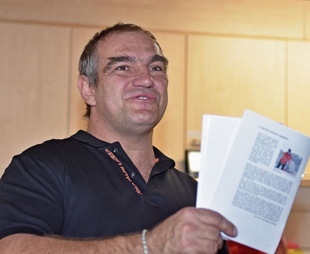 Loipenmeister und Vereinspräsident Beni Gloor präsentierte bei seinen Begrüssungsworten eine kleine Jubiläumsschrift. Foto: zvg
