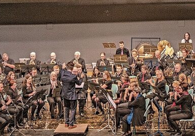 Alle musikalischen Register gezogen: Mit musikalischer Leichtigkeit und viel Freude begeisterten die rund 60 Musiker die Konzertbesucher in Niederlenz. Foto: Peter Winkelmann