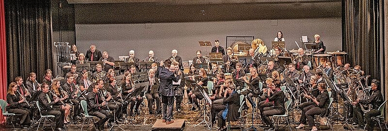 Alle musikalischen Register gezogen: Mit musikalischer Leichtigkeit und viel Freude begeisterten die rund 60 Musiker die Konzertbesucher in Niederlenz. Foto: Peter Winkelmann