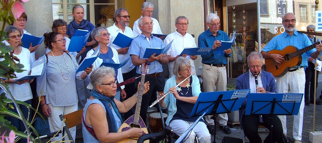 <em>Mediterranes Flair in der Rathausgasse:</em> Der Chor Mille Feuilles bot in der «Klingenden Zone» griechische Volksmusik. Fotos: Stefanie Osswald
