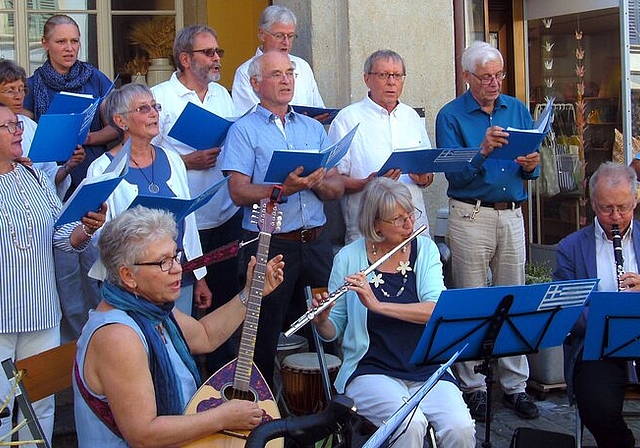 <em>Mediterranes Flair in der Rathausgasse:</em> Der Chor Mille Feuilles bot in der «Klingenden Zone» griechische Volksmusik. Fotos: Stefanie Osswald