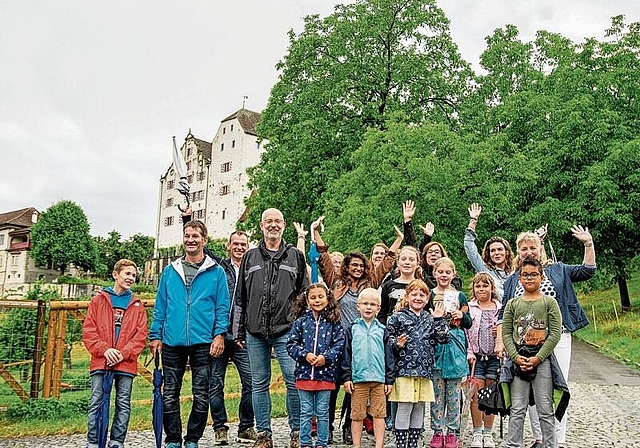 Grussbotschaft aus Holderbank: Ein paar Kinder und Erwachsene machten einen Fussmarsch über das Schloss Wildegg zum Festplatz in Möriken. Foto: Peter Winkelmann
