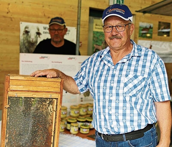 Die Erhaltung der Dunklen Biene liegt ihm am Herzen:  Imker Beat Gloor. Foto: Romi Schmid
