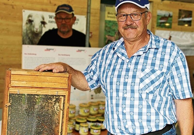 Die Erhaltung der Dunklen Biene liegt ihm am Herzen:  Imker Beat Gloor. Foto: Romi Schmid
