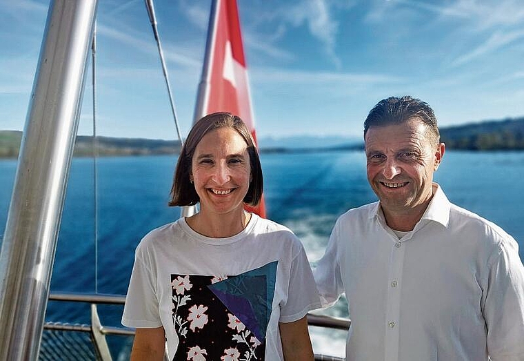 Gut Wetter machen für die Schifffahrt: Sabine Balmer von SRF Meteo und Geschäftsführer Ueli Haller auf der MS Delphin. Foto: Fritz Thut