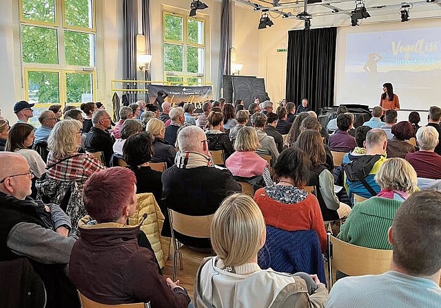 Voll besetzte Aula: Rund 100 Personen liessen sich in Seengen über das Freilichttheater «Vogellisi» informieren.Foto: zvg