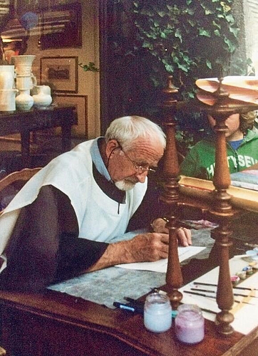 Mit Leidenschaft und Herzblut: Der 86-jährige Niederlenzer Peter Karlen bei einer seiner Lieblingsbeschäftigungen – dem Kalligrafieren.Foto: zvg