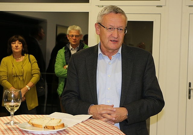 Gemeindeammann Rudolf Hediger begrüsst die Baubeteiligten des neuenPrimarschulhauses für Rupperswil an der Aufrichtefeier. (MS)
