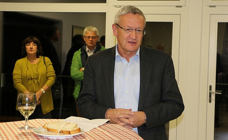 Gemeindeammann Rudolf Hediger begrüsst die Baubeteiligten des neuenPrimarschulhauses für Rupperswil an der Aufrichtefeier. (MS)