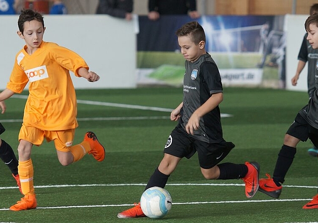 <em>FC Lenzburg stürmt zu Rang 2:</em> Erst im Finale war für den FCL (schwarzes Dress) Schluss mit lustig – Niederlage im Penaltyschiessen gegen Windisch. Fotos: Ruedi Burkart
