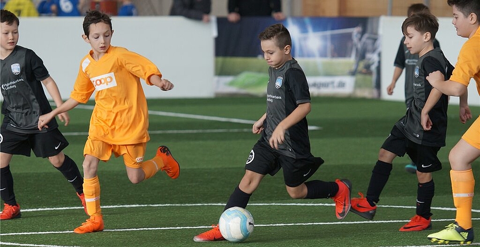 <em>FC Lenzburg stürmt zu Rang 2:</em> Erst im Finale war für den FCL (schwarzes Dress) Schluss mit lustig – Niederlage im Penaltyschiessen gegen Windisch. Fotos: Ruedi Burkart
