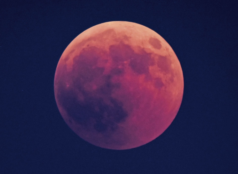 So wird der total verfinsterte Mond aufgehen: Rot gefärbt am dunkelblauen Himmel.Foto: AW