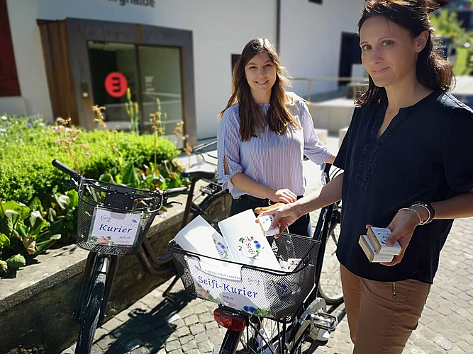 Liefern Seifen frei Haus: Franziska Mayer und Tanja Beti vom Museum Burghalde mit dem «Seifi-Kurier». Foto: Fritz Thut