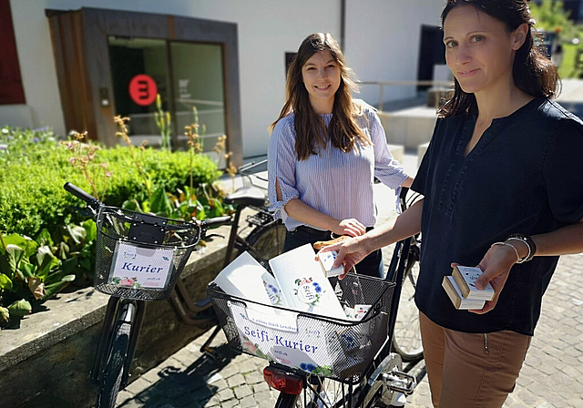 Liefern Seifen frei Haus: Franziska Mayer und Tanja Beti vom Museum Burghalde mit dem «Seifi-Kurier». Foto: Fritz Thut