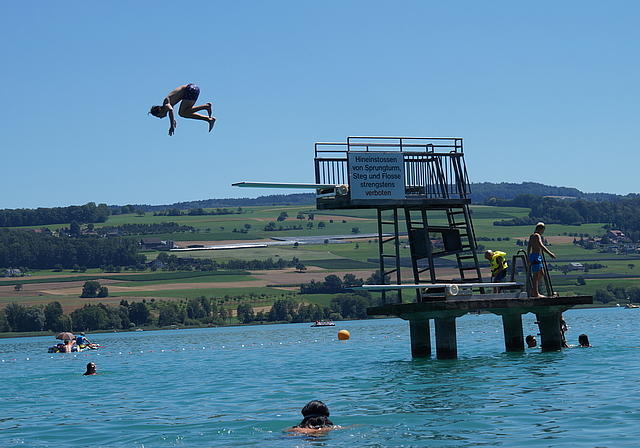 Kopfüber in den See: An heissen Sommertagen gibt es nichts Schöneres. Foto: Ruedi Burkart

