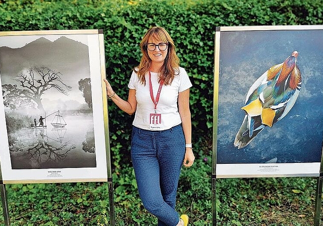 Präsentiert die vierte Edition: Fotofestivaldirektorin Margherita Guerra zwischen Fotos des Sony-World-Contests im Schlossgarten. Foto: Fritz Thut