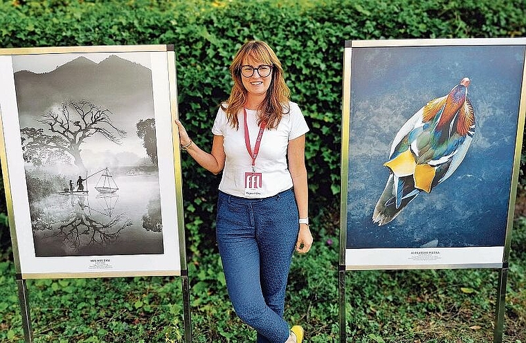 Präsentiert die vierte Edition: Fotofestivaldirektorin Margherita Guerra zwischen Fotos des Sony-World-Contests im Schlossgarten. Foto: Fritz Thut