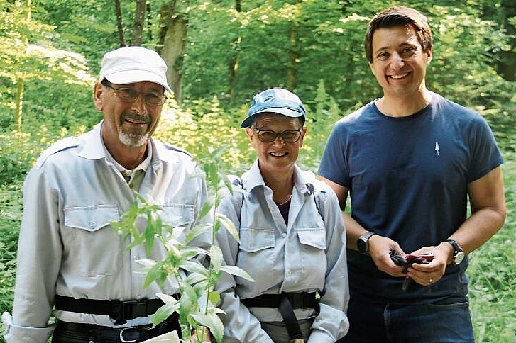 Engagiert für den Lenzburger Wald: Alexander und Rosmarie Hochstrasser mit Vizeammann Andreas Schmid.Foto: Romi Schmid