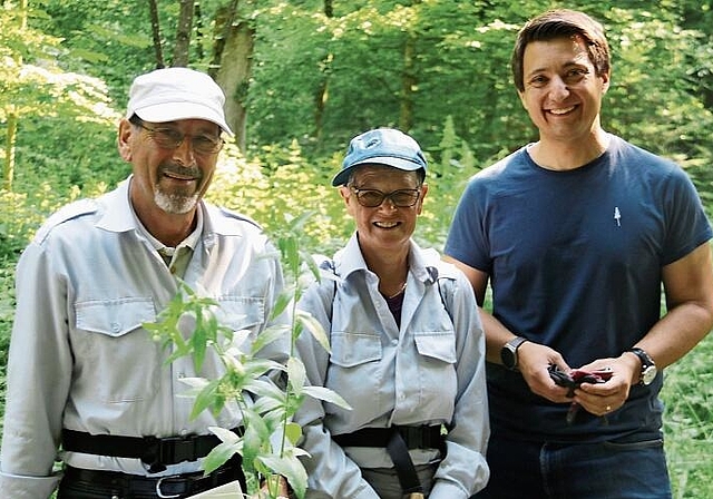 Engagiert für den Lenzburger Wald: Alexander und Rosmarie Hochstrasser mit Vizeammann Andreas Schmid.Foto: Romi Schmid