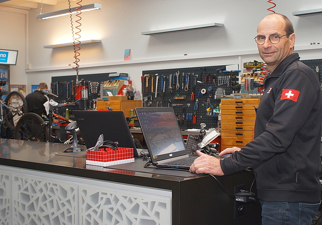 Der Laden läuft trotz Corona: Inhaber Werner Stutz in der Werkstatt seines Betriebs in Fahrwangen. Foto: Ruedi Burkart
