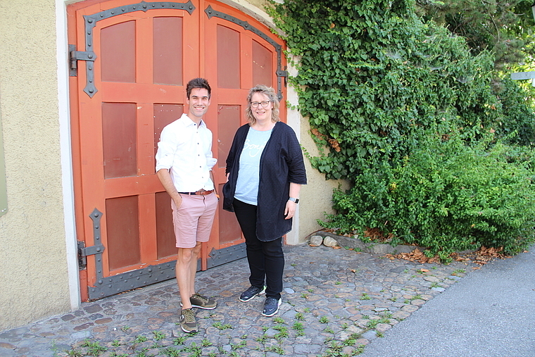 Die Pforten zur Schule der Zukunft sollen 2022 aufgehen: Katharina Leutwiler und Philipp Döbeli sind noch auf Standortsuche. Foto: Carolin Frei