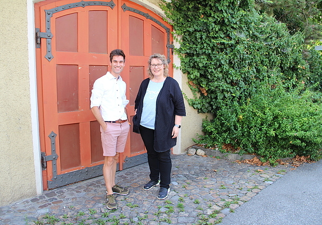 Die Pforten zur Schule der Zukunft sollen 2022 aufgehen: Katharina Leutwiler und Philipp Döbeli sind noch auf Standortsuche. Foto: Carolin Frei