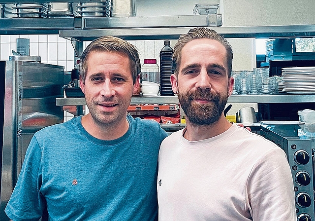 Die beiden Brüder Claude und Lucas Berger sind seit dem 1. August Pächter im Hallenbad.Foto: Anja Suter