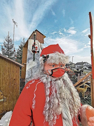 Coronakonform: Samichlaus mit Schutzmaske im Seenger Märliwald. Foto: Fritz Thut