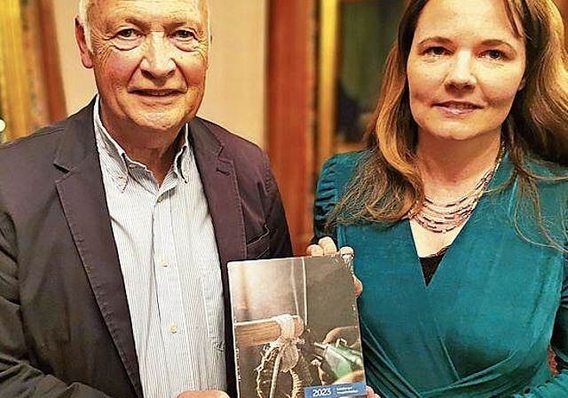 Präsentieren den 94. Jahrgang der Lenzburger Neujahrsblätter: Chefredaktor Michael Müller und Ortsbürgerkulturkommissionsmitglied Anita Bucher. Foto: Fritz Thut