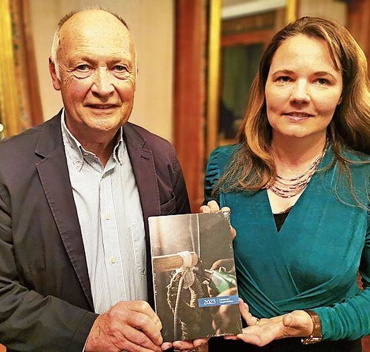 Präsentieren den 94. Jahrgang der Lenzburger Neujahrsblätter: Chefredaktor Michael Müller und Ortsbürgerkulturkommissionsmitglied Anita Bucher. Foto: Fritz Thut