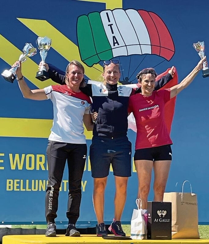 Strahlende Siegerinnen: Mirjam Lutz (links) mit der Französin Adeline Delecroix (1. Platz) und der Schweizerin Erica Franz (3. Platz).Foto: zvg