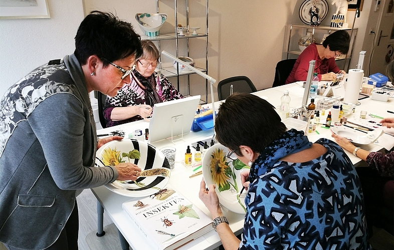 Anleitung zum kreativen Malen: Charlotte Graf instruiert in ihrem Porzellan-Malatelier am Lenzburger Sandweg Schülerinnen.Foto: Fritz Thut