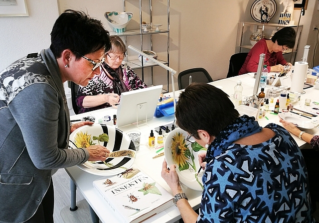 Anleitung zum kreativen Malen: Charlotte Graf instruiert in ihrem Porzellan-Malatelier am Lenzburger Sandweg Schülerinnen.Foto: Fritz Thut