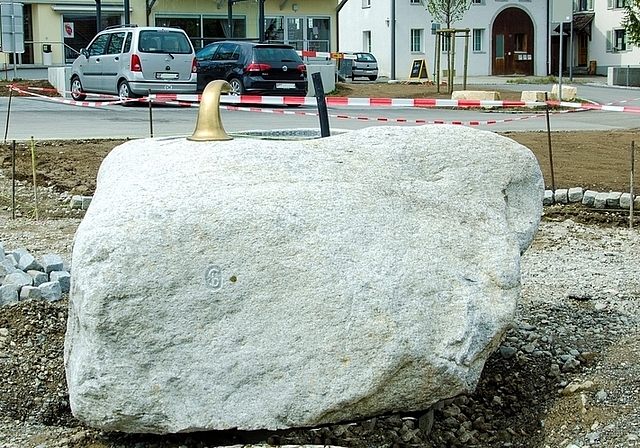 Noch ist der Dorfplatz kahl: Später wird der Brunnen von vier Sitzbänken und sechs Bäumen umgeben sein.