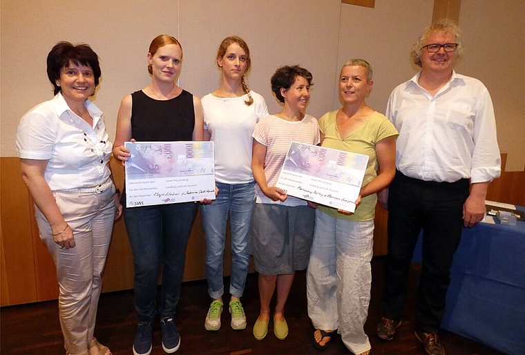 Drei erste Preise: Agnese Fanconi (ganz links) und René Bossard vom Verein Pro Lenzburg freuten sich mit den Preisgewinnerinnen Sabrina Dell’Aquila, Maja Weber, Marion Kaspar und Marianne Bättig; fehlend Michael Kyburz. Foto: Pia Weber