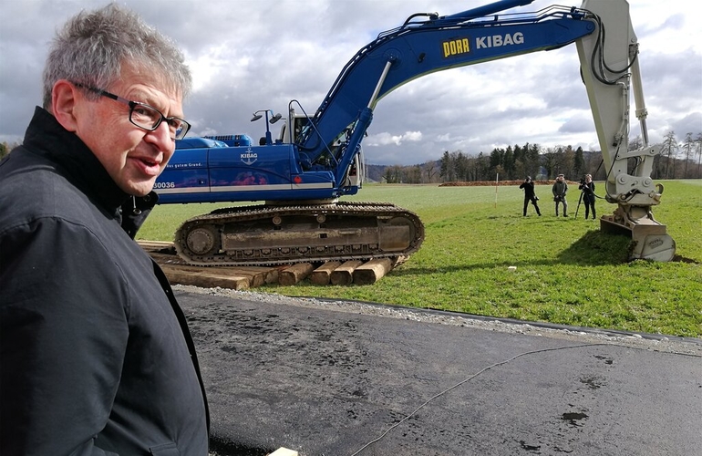 Freude über den Baustart: Stadtammann Daniel Mosimann beim Spatenstich für den Knoten Neuhof in Lenzburg. Foto: Fritz Thut