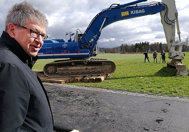 Freude über den Baustart: Stadtammann Daniel Mosimann beim Spatenstich für den Knoten Neuhof in Lenzburg. Foto: Fritz Thut