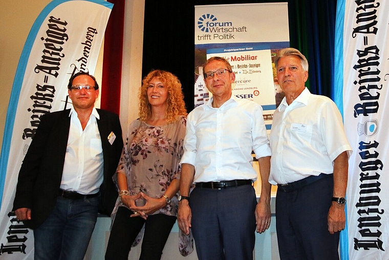 <em>Die Teilnehmer am Podium «Bringen Schlösser Arbeitsplätze?»:</em> Claude Wagner (Dozent für Standortmarketing FHNW), Mani Sokoll (Leiterin Standortförderung LLS), Regierungsrat Urs Hofmann und Unternehmer Rolf Kasper. Foto: Melanie Solloso