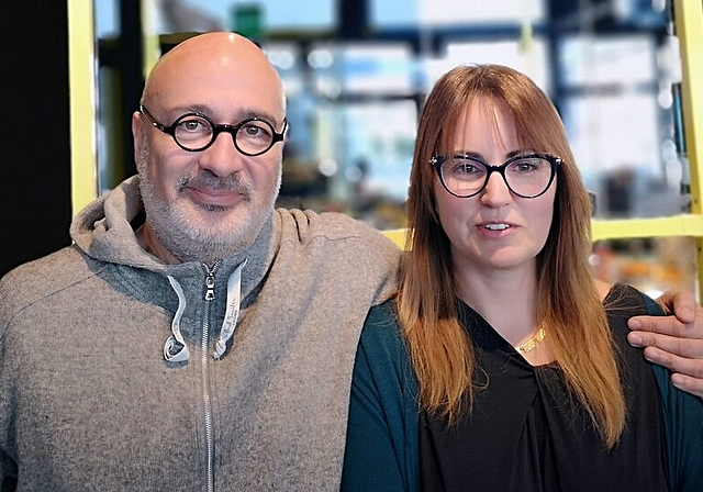 <em>Ehrengast mit Organisatorin:</em> Fotograf und Heimweh-Lenzburger Henry Leutwyler mit Fotofestival-Lenzburg-Leiterin Margherita Guerra im Stapferhaus. Foto: Fritz Thut