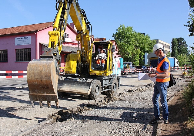 <em>Bald weniger Strassenlärm:</em> Daniel Taubert von der Abteilung Tiefbau und Verkehr auf der Baustelle an der Ringstrasse. Foto: Alfred Gassmann