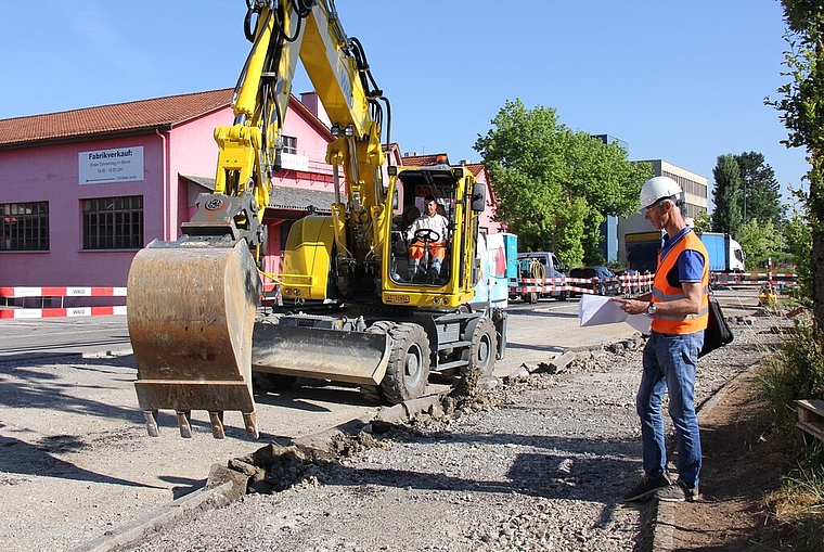 <em>Bald weniger Strassenlärm:</em> Daniel Taubert von der Abteilung Tiefbau und Verkehr auf der Baustelle an der Ringstrasse. Foto: Alfred Gassmann