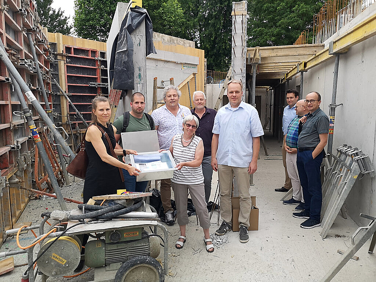 «Wichtiger Meilenstein»: Symbolische Grundsteinlegung der Verantwortlichen zu den Alterswohnungen des Projekts «OMA 2020». Foto: Fritz Thut