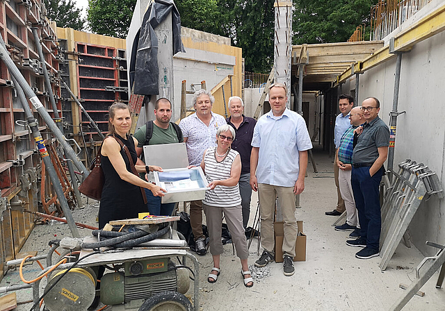 «Wichtiger Meilenstein»: Symbolische Grundsteinlegung der Verantwortlichen zu den Alterswohnungen des Projekts «OMA 2020». Foto: Fritz Thut
